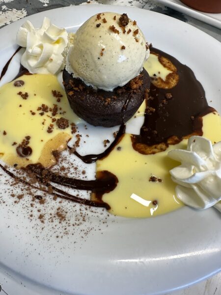 Fondant au chocolat et sa boule de vanille